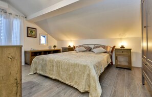 3 bedrooms, travel cot, free WiFi, bed sheets