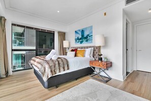 Desk, iron/ironing board, travel cot, WiFi - Glamorous Getaway - Heart of the Viaduct `Quays` (Auckland)