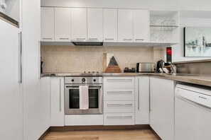 Private kitchen - Glamorous Getaway - Heart of the Viaduct `Quays` (Auckland)
