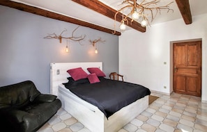 3 bedrooms, travel cot, free WiFi, bed sheets