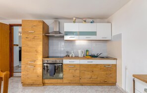 Fridge, microwave, oven, coffee/tea maker - Lovely home in Muntic (Muntic)