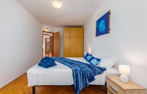 3 bedrooms, travel crib, free WiFi, bed sheets