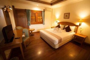 Desk, bed sheets - Kresna Hotel Wonosobo (Wonosobo)