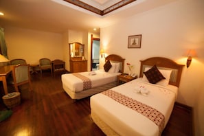 Desk, bed sheets - Kresna Hotel Wonosobo (Wonosobo)