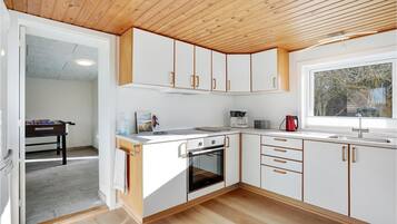 Køleskab, ovn, kogeplade, kaffe-/temaskine