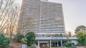 Un hotel moderno con fachada plana y un llamativo letrero de 'MARITIM' en la entrada.