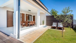 A modern house with a covered patio, a pool, and a garden. - Awesome home in Betiga (Betiga)