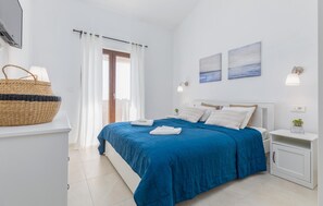 2 soverom, safe på rommet, strykejern/-brett og reiseseng for barn