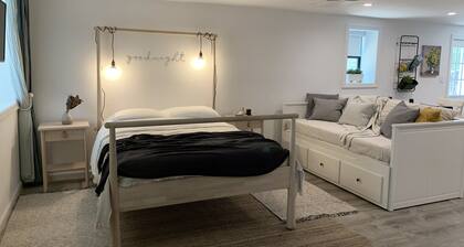 Stylish Tarrytown Studio - Walk to Train & Main St
