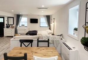 Een strijkplank/strijkijzer, reisbedje, wifi, beddengoed