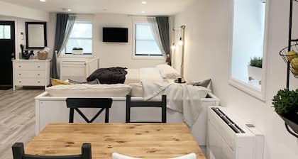 Stylish Tarrytown Studio - Walk to Train & Main St