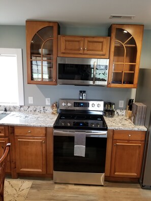 Mikrowelle, Ofen, Herdplatte, Wasserkocher mit Kaffee-/Teezubehör