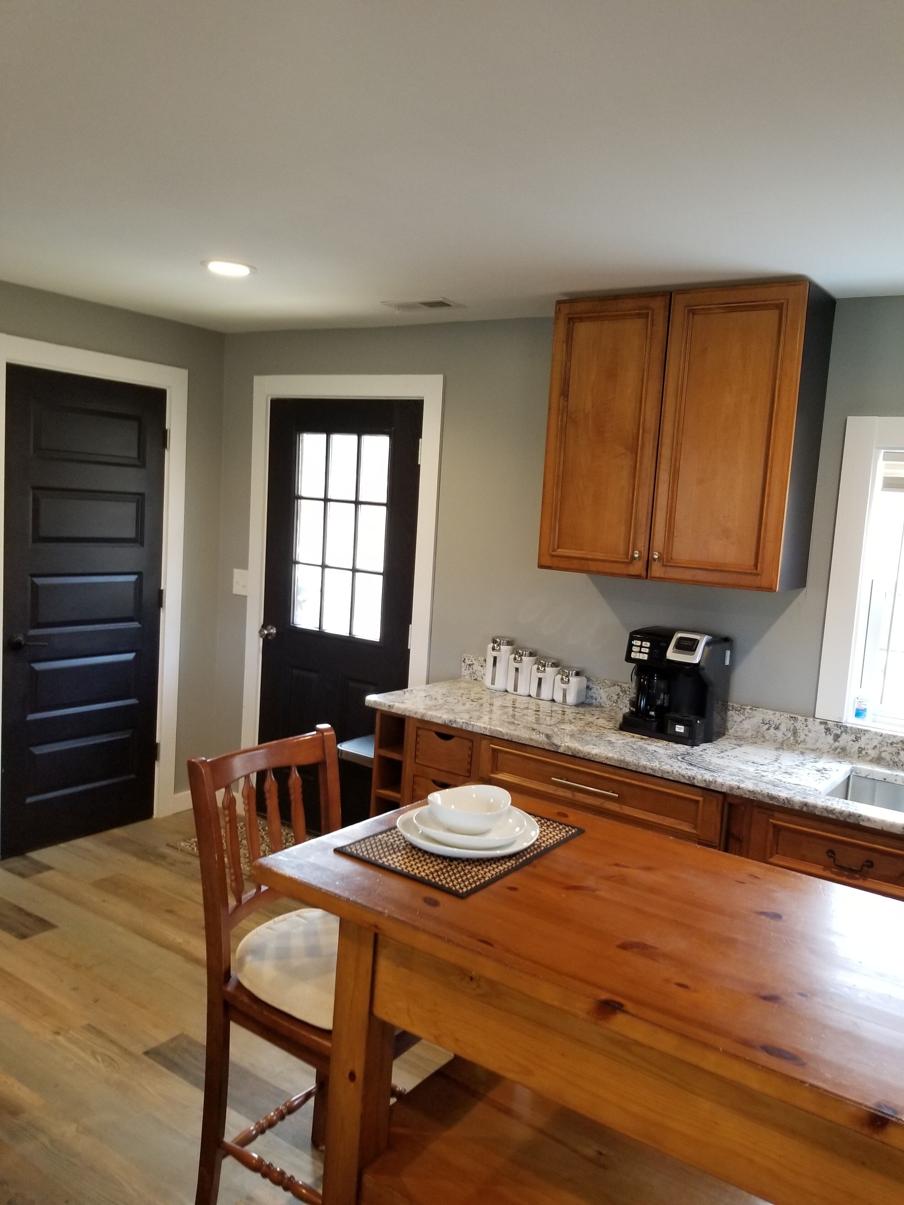 Microondas, horno, parrilla de estufa y cafetera y tetera 