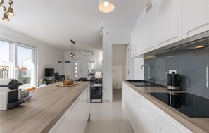 Kühlschrank, Geschirrspüler, Wasserkocher mit Kaffee-/Teezubehör