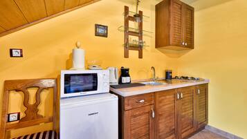Fridge, stovetop, dishwasher, coffee/tea maker