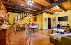Smart TV, chimenea y estéreo 