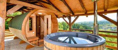 Outdoor spa tub