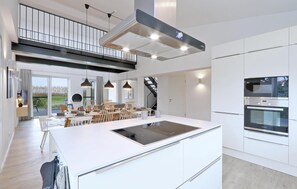 Kühlschrank, Mikrowelle, Herdplatte, Geschirrspüler