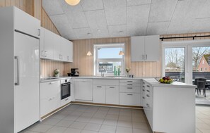 Fridge, oven, stovetop, dishwasher - Amazing home in Hadsund with kitchen (Hadsund)