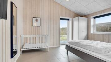 5 bedrooms, travel crib, free WiFi