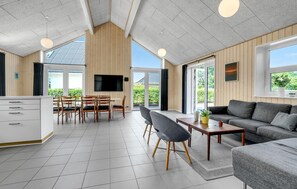 TV - Amazing home in Hadsund with kitchen (Hadsund)