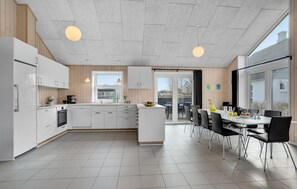 ثلاجة، فرن، موقد طهي مسطح، غسالة أطباق