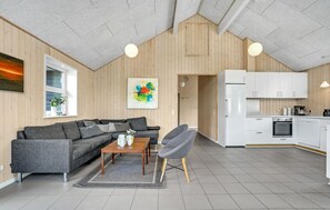 TV - Amazing home in Hadsund with kitchen (Hadsund)