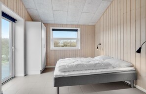 5 bedrooms, travel crib, free WiFi - Amazing home in Hadsund with kitchen (Hadsund)