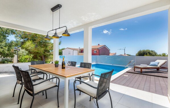Outdoor dining - Luxurious home in Betiga (Betiga)