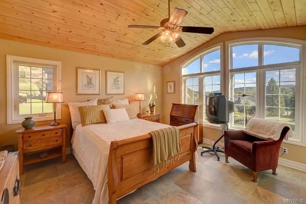 5 bedrooms, iron/ironing board, WiFi, bed sheets