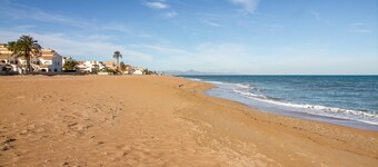 Lovely home in Dénia with kitchen