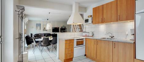 Fridge, stovetop, dishwasher, coffee/tea maker