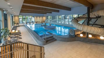 Una piscina cubierta, una piscina con borde infinito