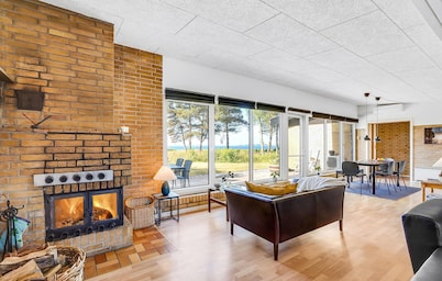 Cozy home in Vesløs with house sea view