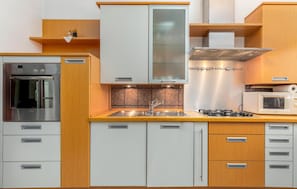 Geladeira, fogão, cooktop, cafeteira/chaleira