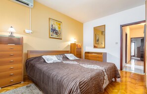 5 bedrooms, free WiFi, bed sheets