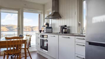 Frigorífico, placa de cocina, lavavajillas y cafetera o tetera