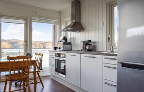 Kjøleskap, mikrobølgeovn, kokeplater og oppvaskmaskin
