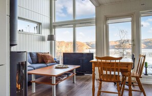 TV - Lovely home in Moi with kitchen (Moi)