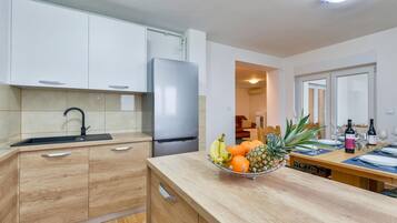 Fridge, oven, stovetop, dishwasher