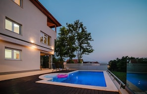 Piscine extérieure, piscine chauffée, chaises longues