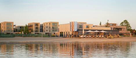 Am Strand, Wasserski, Angeln