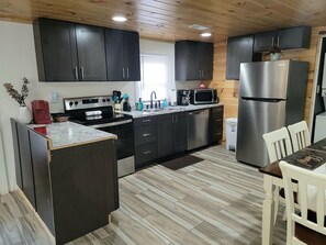 Refrigerador, microondas, horno y parrilla de estufa 