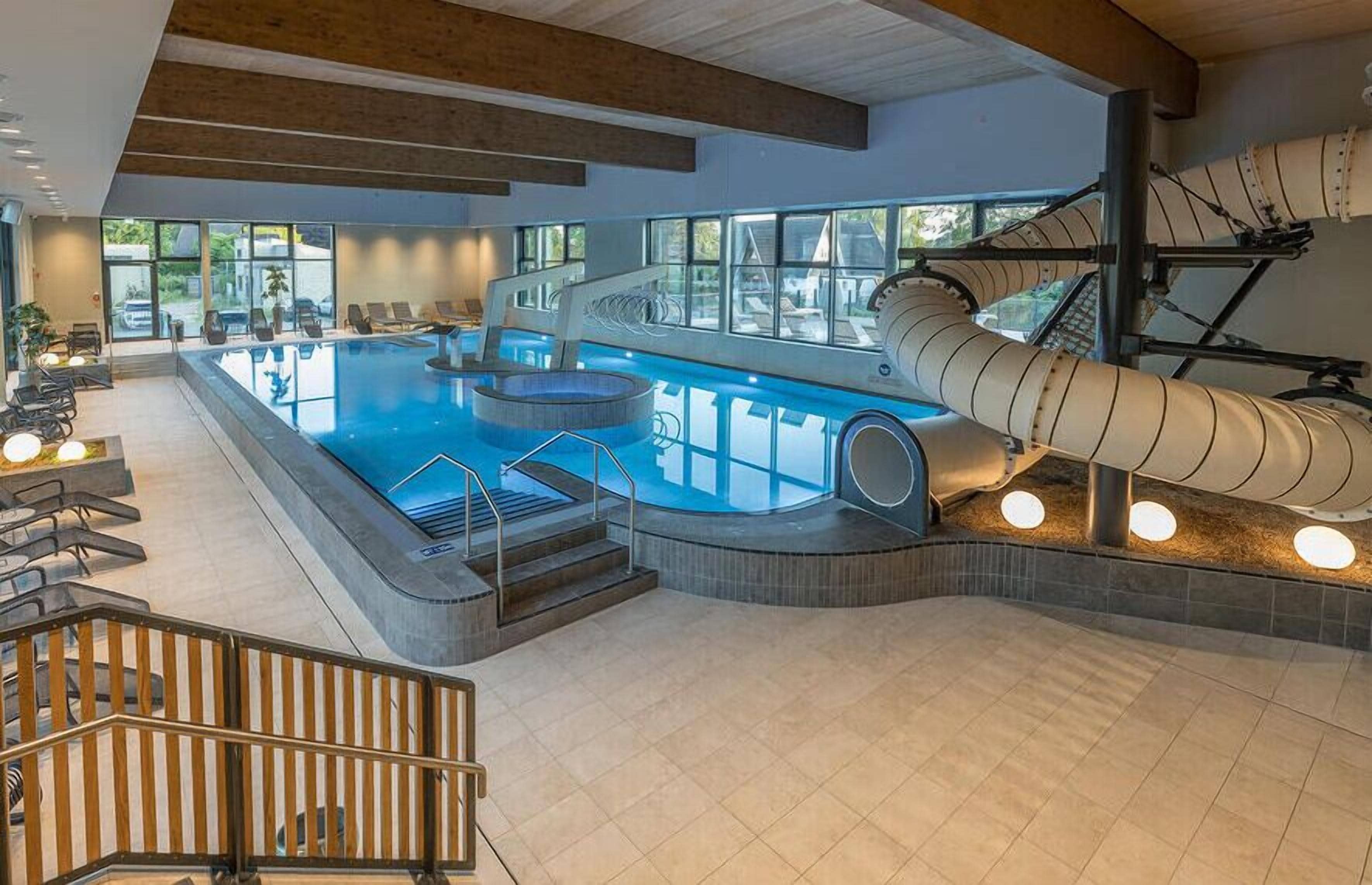 Piscine couverte, piscine à débordement