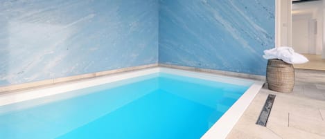 Indoor pool, an infinity pool