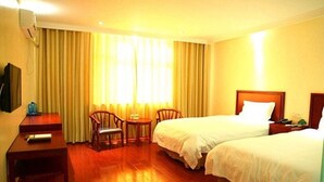 A hotel room with two beds, a desk, a chair, and a small table. - Greentree Inn Express Hotel (Guangzhou Road, Heze Development Zone) (Heze)