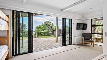 8 bedrooms, iron/ironing board, internet