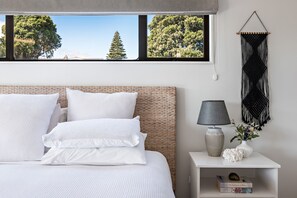 8 makuuhuonetta, silitysrauta/-lauta, internet