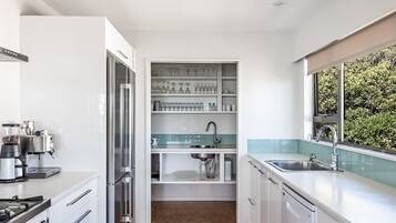 Een koelkast, een microgolfoven, een oven, een kookplaat