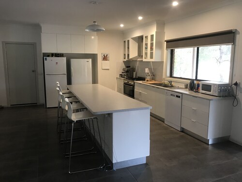 Very Large 4 Bedroom House and Pool